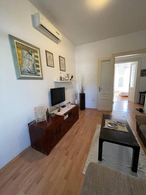 Lovely 3-bedroom In Center Of *