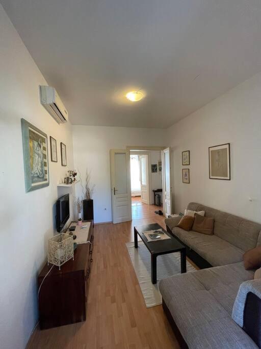 Lovely 3-bedroom In Center Of Apartment *