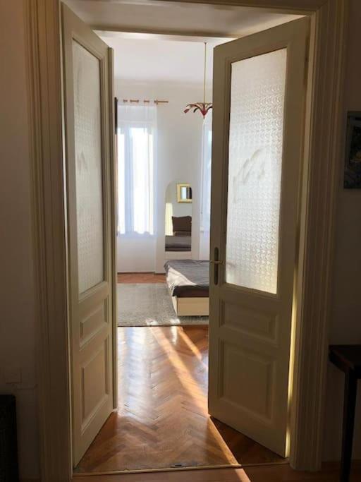 Apartment Lovely 3-bedroom In Center Of *