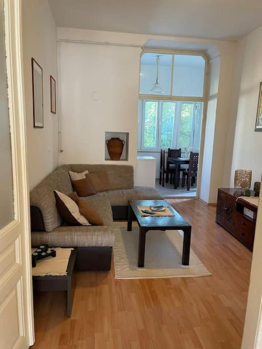 Lovely 3-bedroom In Center Of Apartment